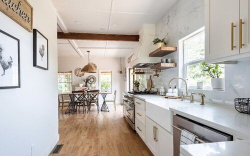 Farmhouse on wine scenic route, alpacas and hot tub. Pet friendly. 