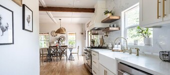 Farmhouse on wine scenic route, alpacas and hot tub. Pet friendly. 