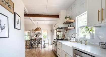 Farmhouse on wine scenic route, alpacas and hot tub. Pet friendly.