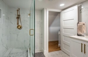 Shower, hair dryer, bidet, towels