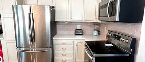 Frigorifero, microonde, forno, piano cottura