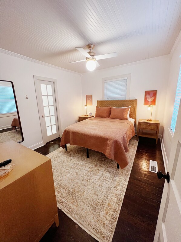 3 bedrooms, desk, iron/ironing board, travel crib