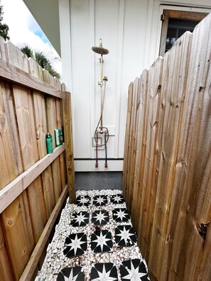 Property grounds - 5 minute walk to the beach! Family friendly beach bungalow full of amenities (Carolina Beach)