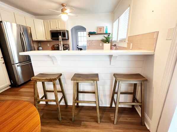 Fridge, microwave, oven, stovetop - 5 minute walk to the beach! Family friendly beach bungalow full of amenities (Carolina Beach)