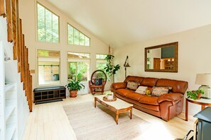 Smart TV, fireplace, books - New Hot Tub - Sandy River - Play ground - Summer Pool!
(Rhododendron)