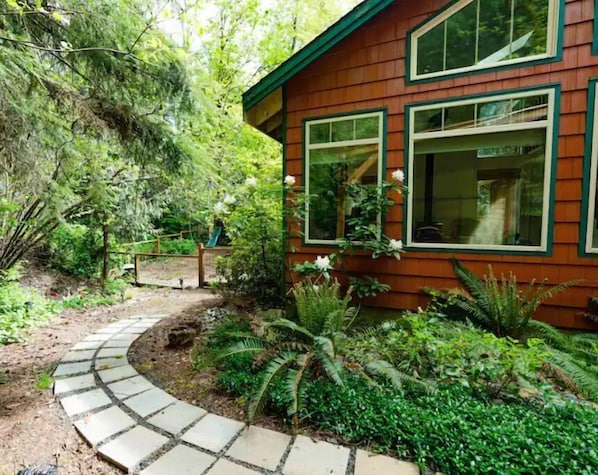 Property grounds - New Hot Tub - Sandy River - Play ground - Summer Pool!
(Rhododendron)