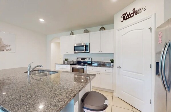 ميكروويف، موقد طهي مسطح، غسالة أطباق، ماكينة لصنع القهوة/الشاي