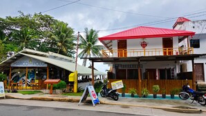 A building with a red roof and a sign for Marco Polo. - Room-Cola Inn (San Juan)