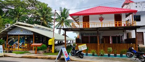 Serviço de café da manhã, almoço, jantar; vistas para a praia