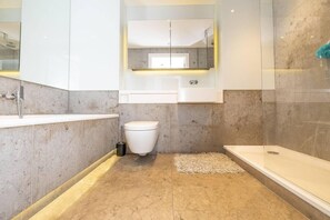 Appartement | Salle de bain | Douche, serviettes fournies