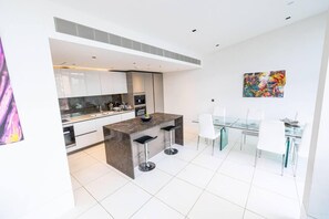 Appartement | Cuisine privée | Réfrigérateur, micro-ondes, four, plaque de cuisson