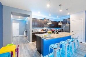 Frigorífic, microones, forn i placa de cuina 