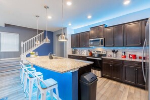 Frigorífic, microones, forn i placa de cuina 