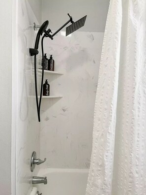 Douche, séchoir à cheveux, serviettes fournies, savon