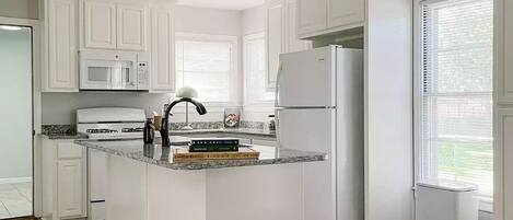 Een koelkast, een microgolfoven, een oven, een kookplaat