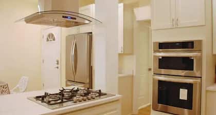 Spacious 5BR/5BA Group Stay w/Game Room + Parking, Sleeps 12, Central Location