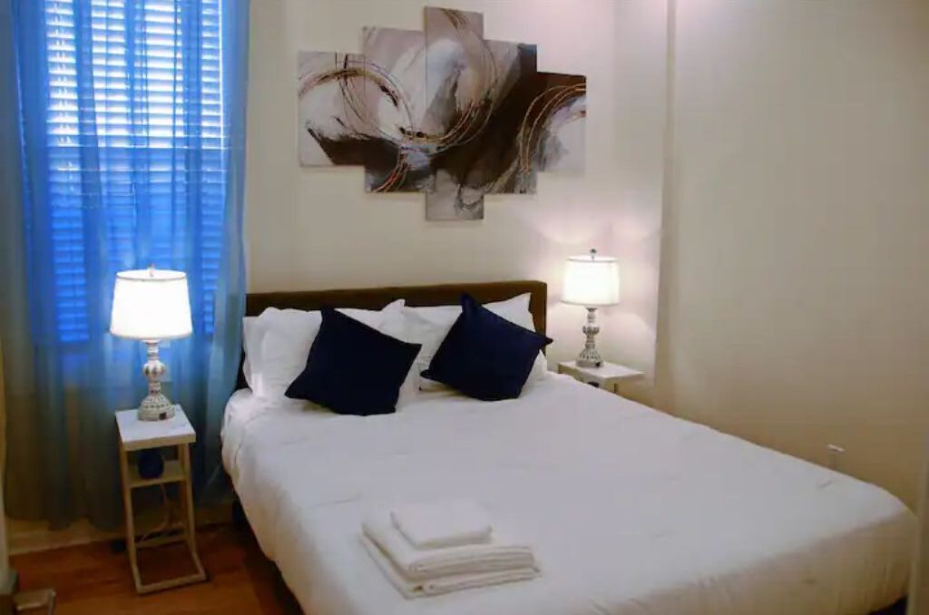 5 bedrooms, desk, iron/ironing board, travel crib