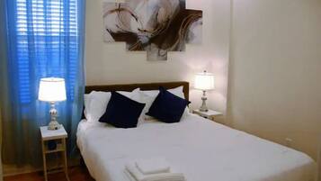 5 bedrooms, desk, iron/ironing board, travel crib