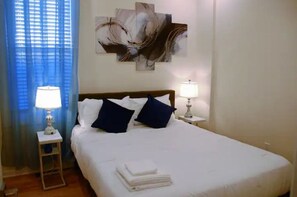 5 chambres, bureau, fer et planche à repasser, lit parapluie