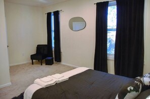 5 quartos, escrivaninha, ferros/tábuas de passar roupa, berço de viagem