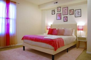 5 Schlafzimmer, Schreibtisch, Bügeleisen/Bügelbrett, Reisekinderbett