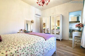 1 Schlafzimmer, Zimmersafe, Schreibtisch, Bügeleisen/Bügelbrett