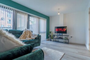 TV - Luxury Birmingham City Centre Townhouse with BALCONY- Sleeps 10 - FREE Parking (West Midlands)