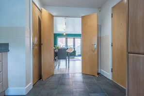 Interior - Luxury Birmingham City Centre Townhouse with BALCONY- Sleeps 10 - FREE Parking (West Midlands)