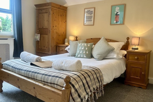 Double Room | Individually decorated, individually furnished, desk, iron/ironing board