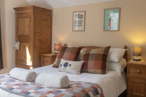 Double Room | Individually decorated, individually furnished, desk, iron/ironing board - Pinfold Cottage (York)