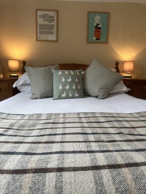 Double Room | Individually decorated, individually furnished, desk, iron/ironing board - Pinfold Cottage (York)