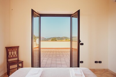 10P 6B Villa with pool in Italian countryside