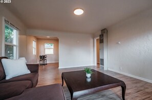 TV - Campus Cottage (Corvallis)