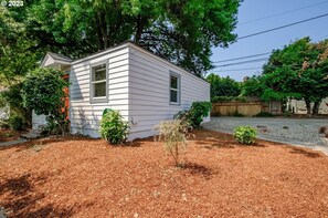 Exterior - Campus Cottage (Corvallis)