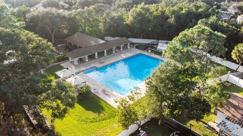 Serene 4BR Lakeside Retreat - Fire Pit & Comm Pool