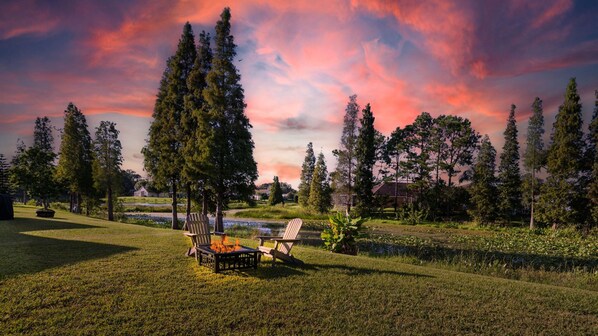 Property grounds - Serene 4BR Lakeside Retreat - Fire Pit & Comm Pool (Brandon)