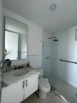 Asciugacapelli, bidet, asciugamani, sapone