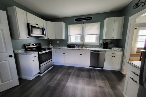 Een koelkast, een magnetron, een oven, een kookplaat