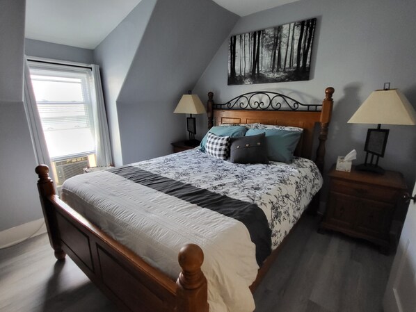 3 bedrooms, desk, iron/ironing board, travel cot