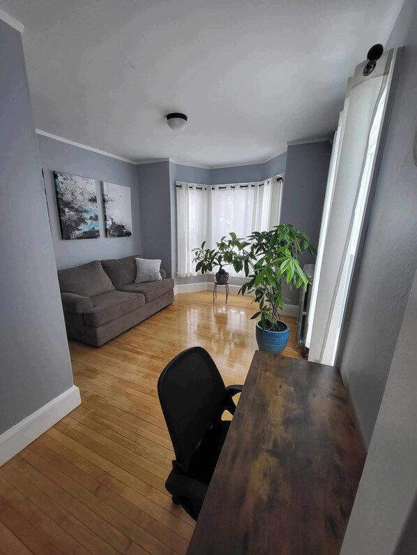 TV - 2 story cozy home. Walk to downtown Bangor and Brewer. Safe quiet neighborhood
 (Brewer)