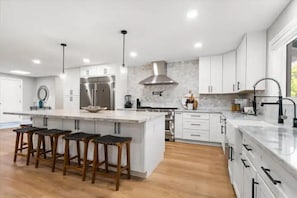 Fridge, microwave, oven, stovetop - Luxury Pool House mins to ASU with BBQ + Bar, 4 bedrooms, 3 bathrooms Sleeps 10 (Tempe)