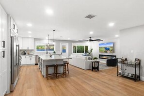 Interior - Luxury Pool House mins to ASU with BBQ + Bar, 4 bedrooms, 3 bathrooms Sleeps 10  (Tempe)