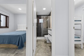 2 chambres, fer et planche à repasser, Wi-Fi gratuit, draps fournis