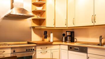 Kjøleskap, ovn, kokeplater og oppvaskmaskin