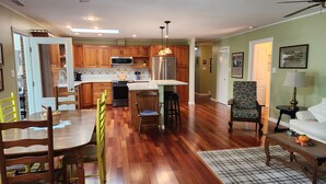 Una cocina amplia con armarios de madera, una isla central y electrodomésticos modernos.