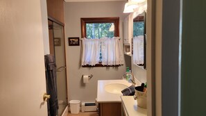 Shower, hair dryer, towels, toilet paper - Visit waterfront Camp Belle Haven now! (Exmore)