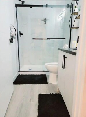 Toallas, shampoo, papel de baño