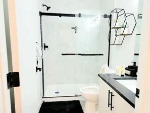 Serviettes fournies, shampoing, papier toilette