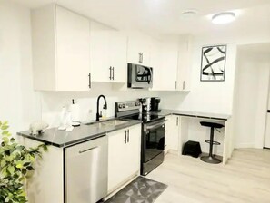 Mikrowelle, Ofen, Herdplatte, Geschirrspüler