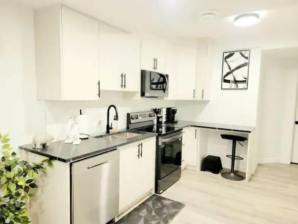 Four à micro-ondes, un four, surface de cuisson, lave-vaisselle